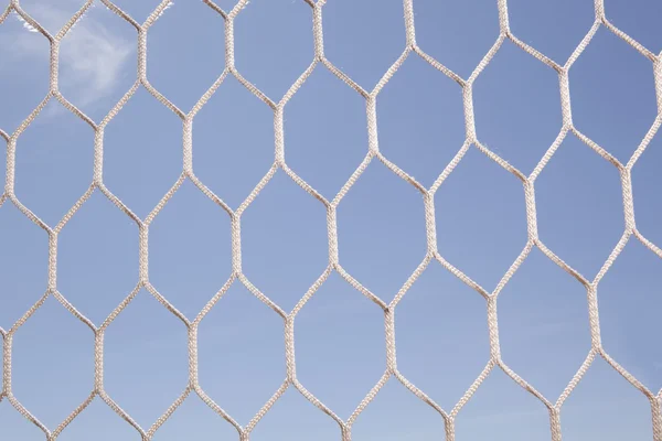 Белый футбол, футбольная сеть и голубое небо — стоковое фото