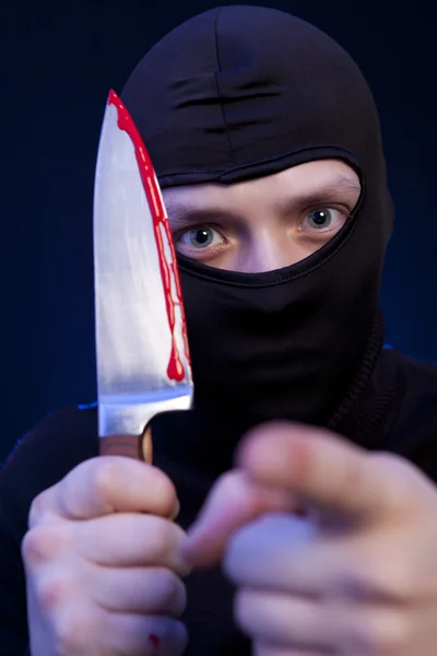 Чоловік-злочинець в чорній масці з ножем — стокове фото