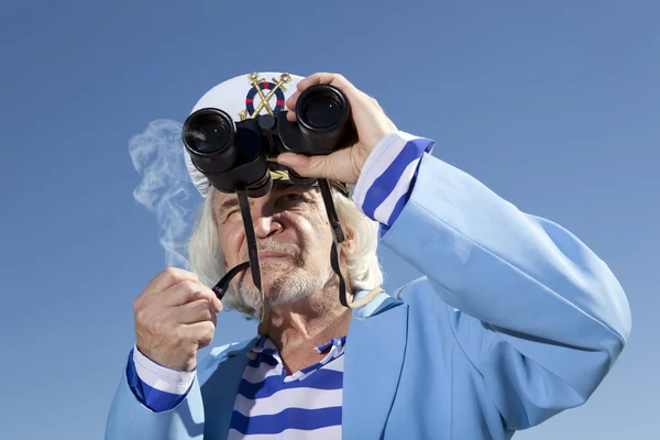 Il capitano guarda attraverso un binocolo — Foto Stock