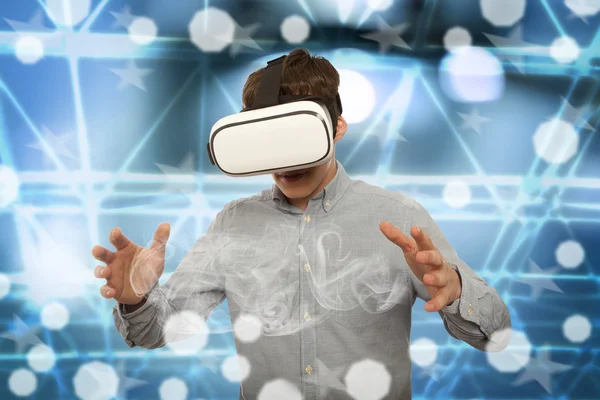 Man wearing virtual reality glasses — Stock Photo, Image