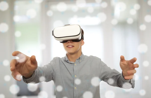 Man wearing virtual reality glasses — Stock Photo, Image