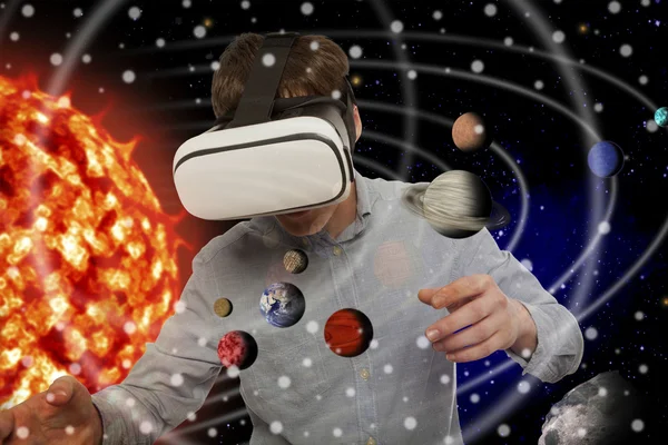 Man wearing virtual reality glasses — Stock Photo, Image