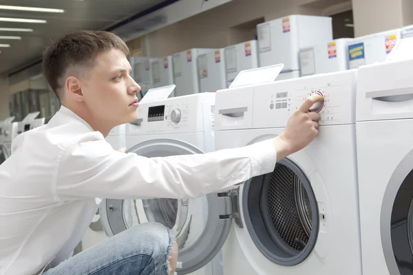 Uomo comprare nuova lavatrice in negozio — Foto Stock