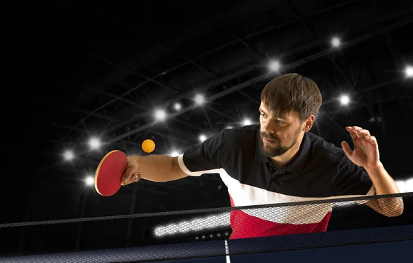 Man Spelar Ping Pong Mörk Bakgrund — Stockfoto