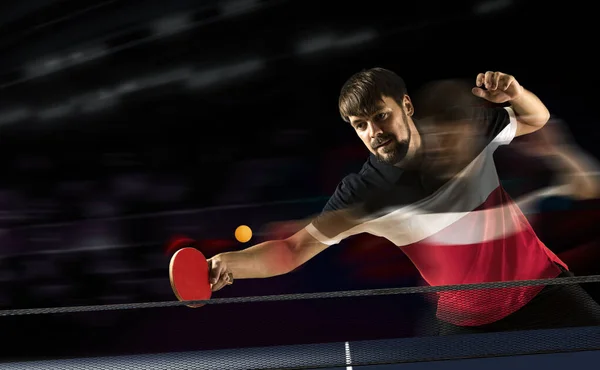 Muž Hraje Ping Pong Tmavém Pozadí — Stock fotografie