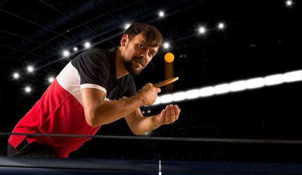 Uomo Che Gioca Ping Pong Sfondo Scuro Immagine Stock