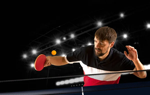 Férfi Ping Pong Játszik Sötét Háttér Stock Fotó