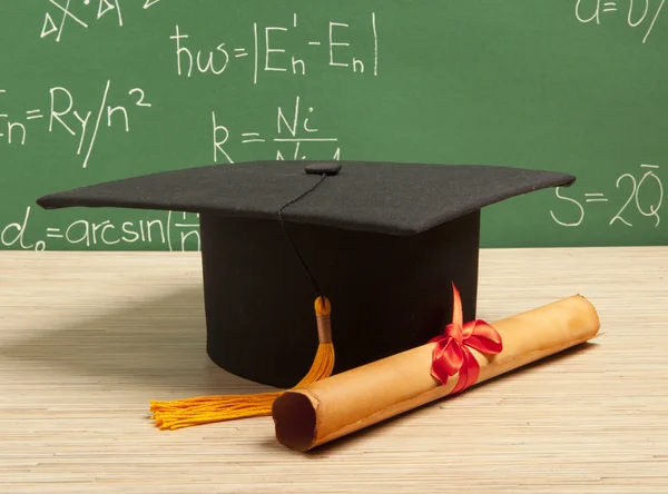 Gortarboard and graduation scroll — Stock Photo, Image