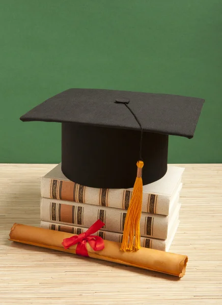 Gortarboard and graduation scrol — Stock Photo, Image