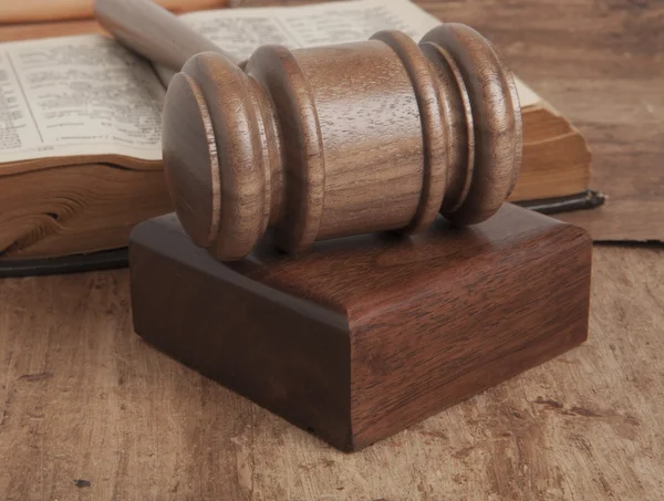 Wooden gavel and books — Stock Photo, Image