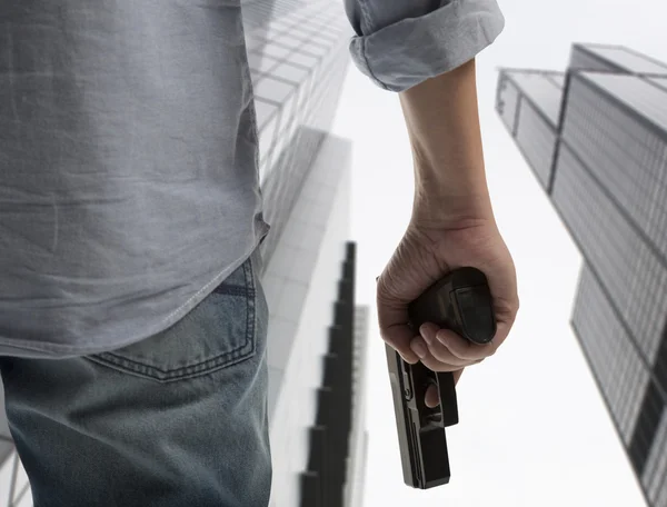 Homem segurando arma — Fotografia de Stock