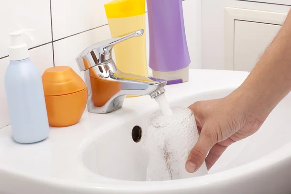 Mano sosteniendo un vaso de agua — Foto de Stock