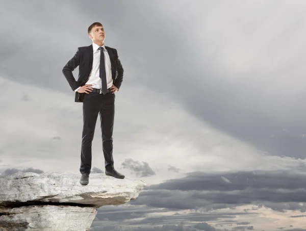 Empresario de pie en un pico — Foto de Stock