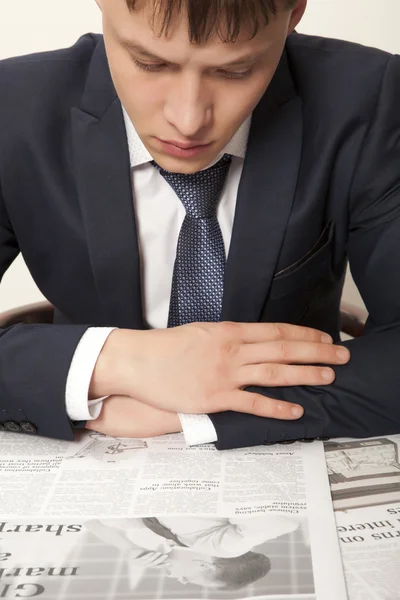 Homem de negócios lendo um jornal — Fotografia de Stock