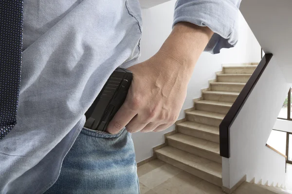 Homem segurando arma — Fotografia de Stock