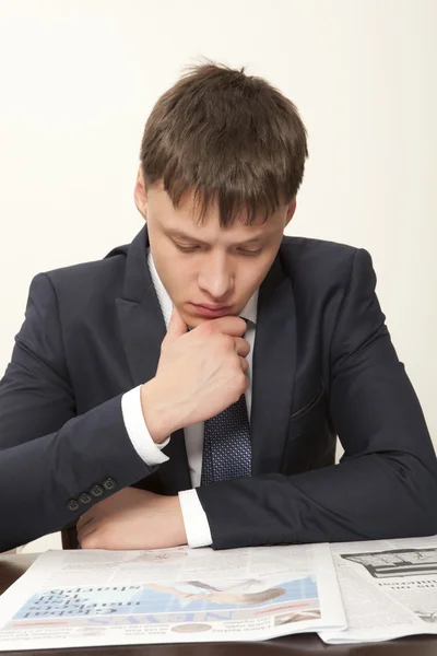 Geschäftsmann liest Zeitung — Stockfoto