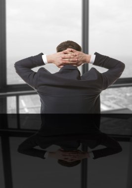 pencereden dışarı bakarak işadamı