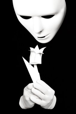 Beyaz tiyatro maskesi