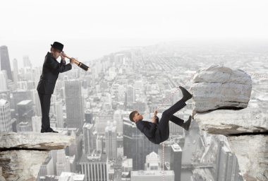 İşadamı bir teleskopla görünüyor