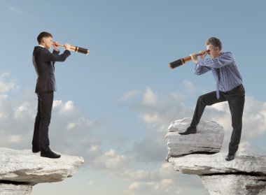 İşadamı bir teleskopla görünüyor 