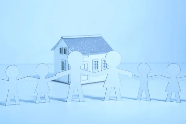 Família de papel compra uma casa — Fotografia de Stock