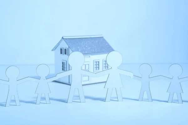 Papier familie koopt een huis — Stockfoto