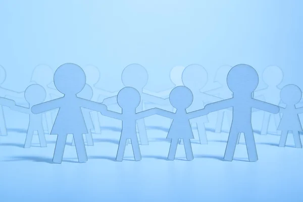 Papierfamilie auf blauem Hintergrund — Stockfoto