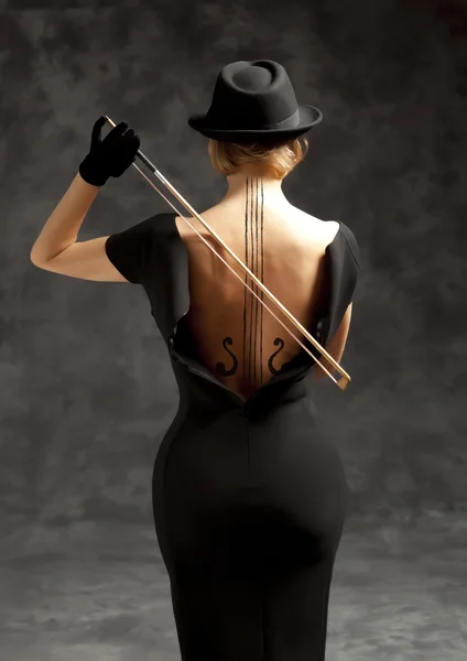 Woman in black plays violin — Stock Photo, Image