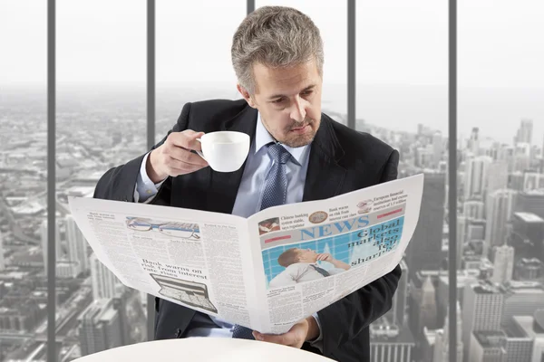 Empresario leyendo un periódico — Foto de Stock