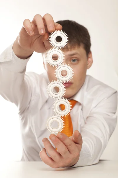 Hombre de negocios con rueda dentada — Foto de Stock