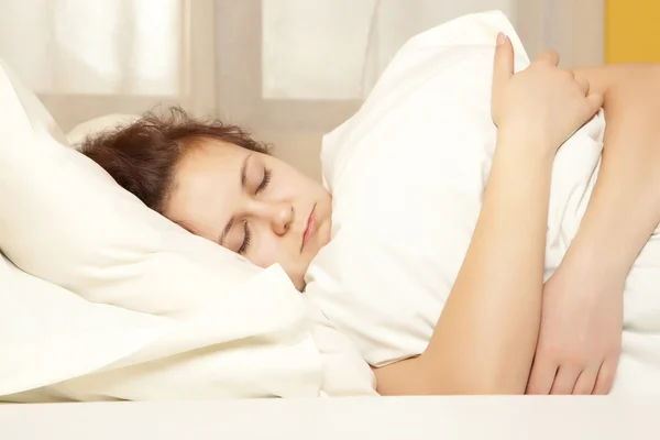 Mujer duerme en el dormitorio —  Fotos de Stock