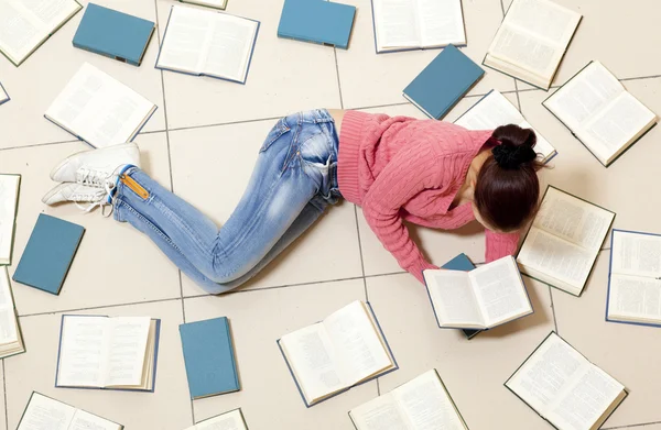 Mujer leyendo un libro —  Fotos de Stock