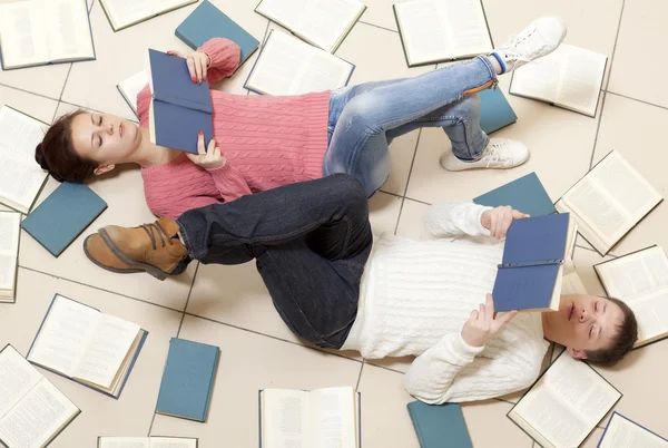 Paar liest ein Buch — Stockfoto