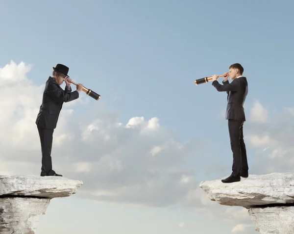 Affärsmannen ser genom ett teleskop — Stockfoto