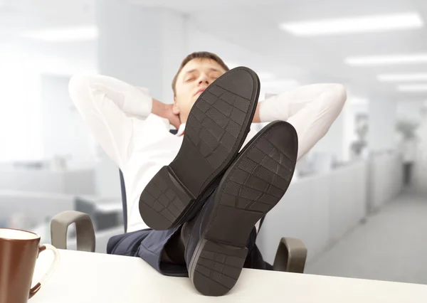Empresário dormindo no escritório — Fotografia de Stock