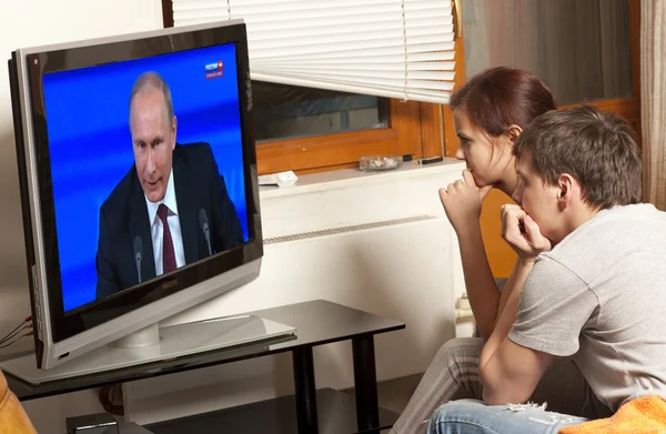 Familie schaut russischem Präsidenten Wladimir Putin im Fernsehen zu — Stockfoto