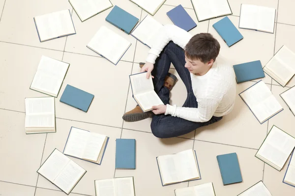 Man die een boek leest — Stockfoto