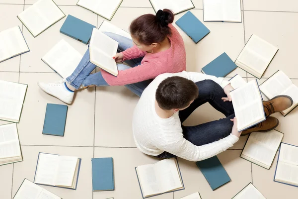 Mujer y hombre leyendo libro — Foto de Stock