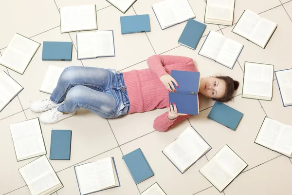 Mädchen liest ein Buch — Stockfoto