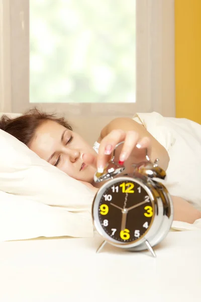 Frau schläft im Schlafzimmer — Stockfoto