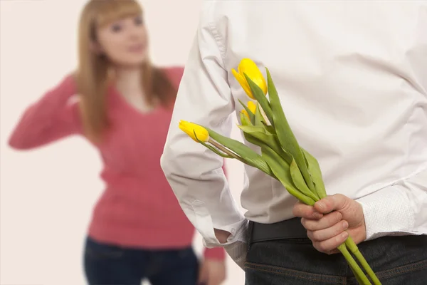 Man gömmer sig bukett blommor — Stockfoto