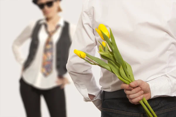 Man gömmer sig bukett blommor — Stockfoto