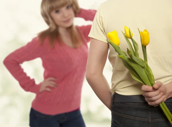 Man gömmer sig bukett blommor — Stockfoto