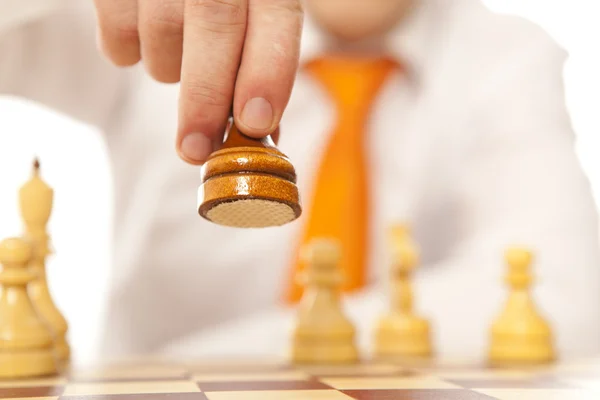 Geschäftsmann spielt Schach — Stockfoto