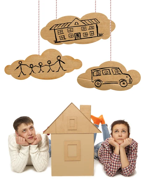 Couple with house of cardboard — Stock Photo, Image