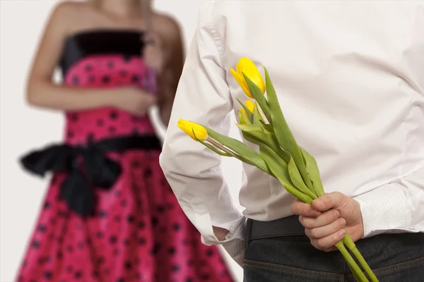 Man gömmer sig bukett blommor — Stockfoto