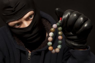 Hırsız bir kolye ile