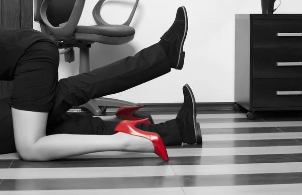 Flirtare in un ufficio — Foto Stock