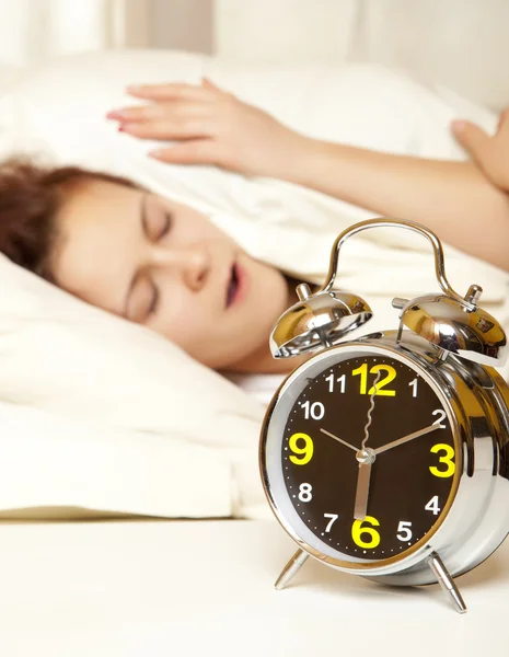 Femme dort dans la chambre — Photo