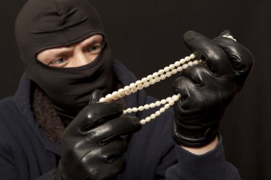 Hırsız bir inci kolye ile